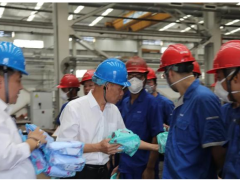 正泰電氣黨委書記陳成劍、常務(wù)副總裁陳國良等一行深入生產(chǎn)一線慰問“送清涼”活動