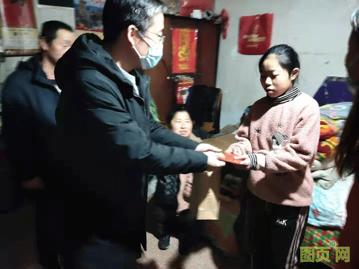 會(huì)長(zhǎng)李明代表淄博市儀器儀表行業(yè)協(xié)會(huì)向貧困家庭送去了現(xiàn)金紅包