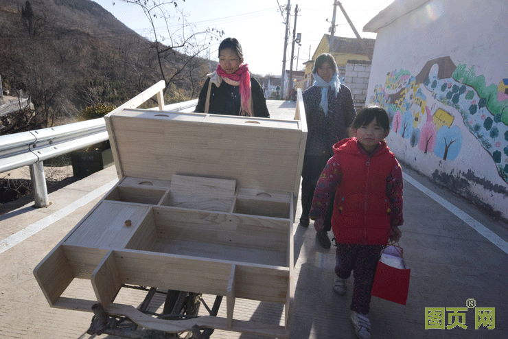 向貧困家庭送去了學(xué)習(xí)桌