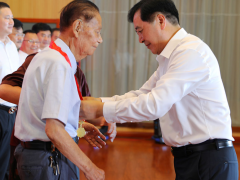 牢記初心使命，堅定理想信念 天康集團黨委舉行“光榮在黨50年”紀(jì)念章頒發(fā)儀式