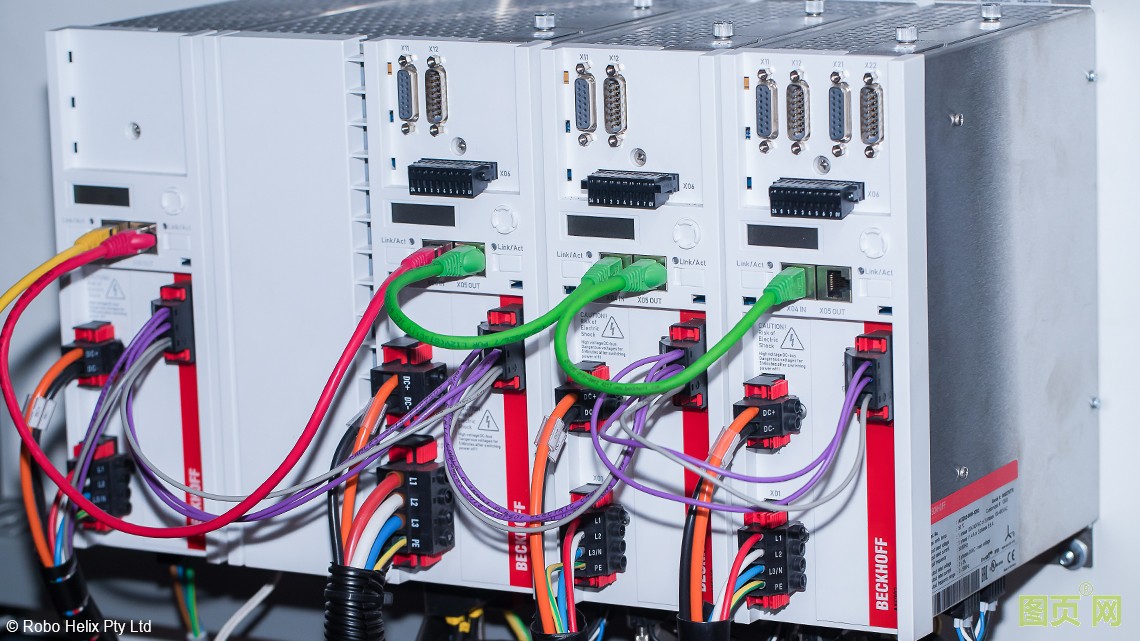 AX5000 伺服驅(qū)動(dòng)器可以精確控制 AM8000 伺服電機(jī)。 