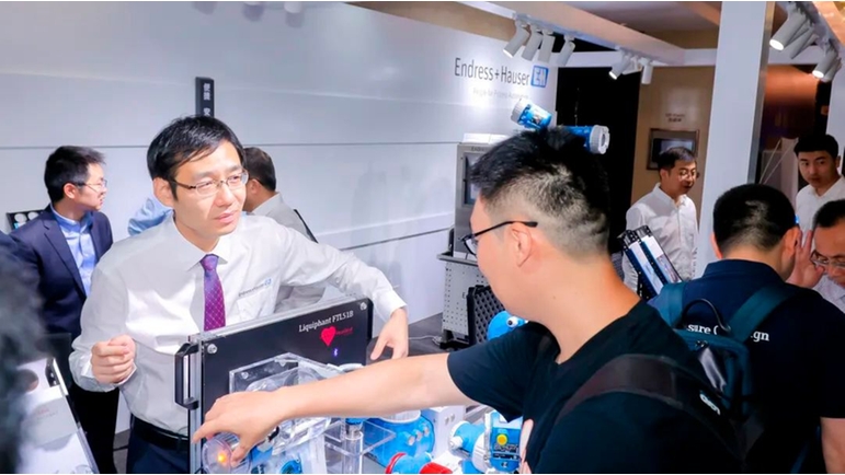 與會(huì)人員在恩德斯豪斯展臺(tái)區(qū)域與現(xiàn)場技術(shù)專家分享經(jīng)驗(yàn)心得，探討行業(yè)趨勢