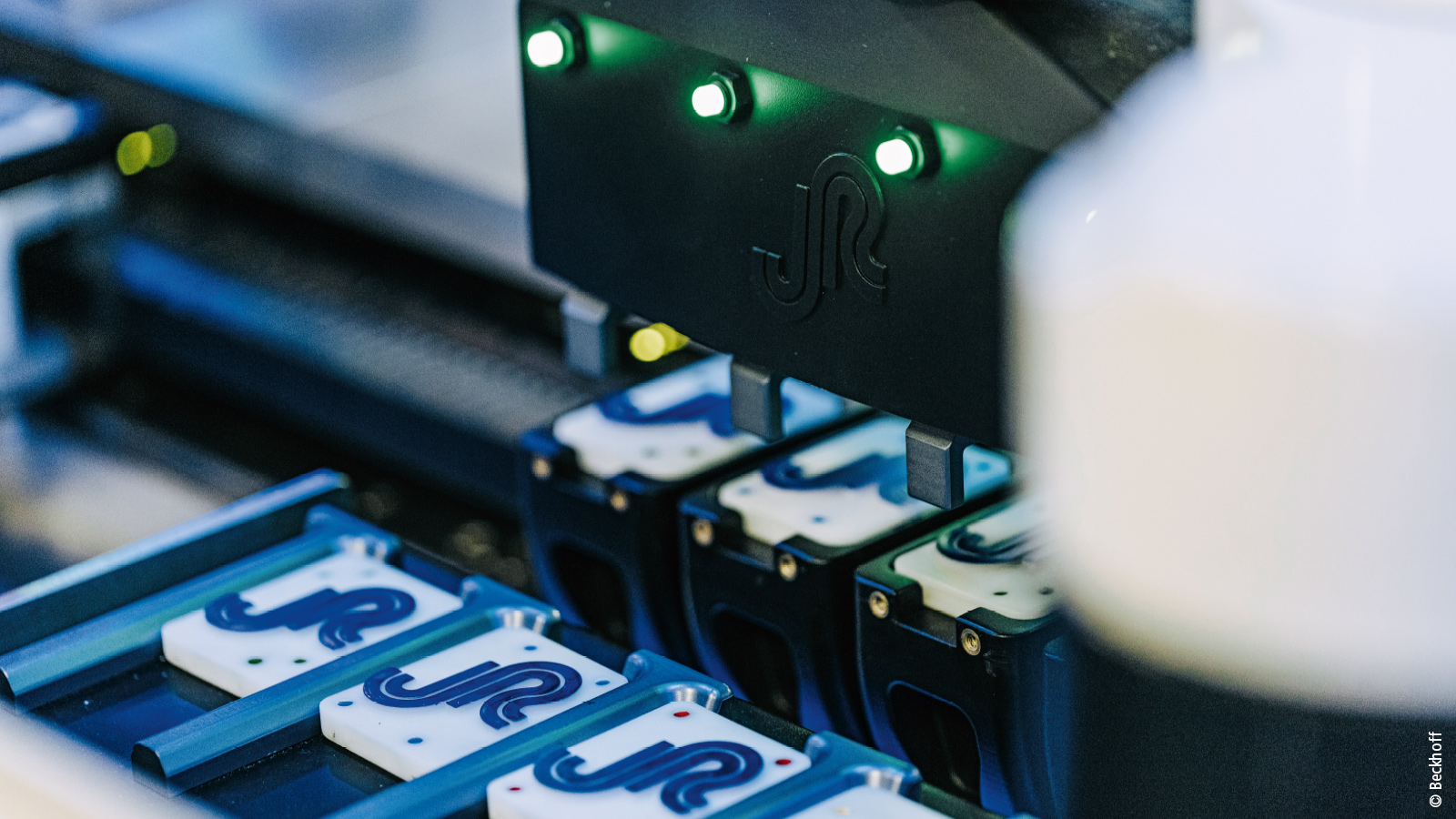 XTS 動子既可同步運行，也可異步運行，因此非常適合用于并行加工多個工件，例如圖中展示的四工位應(yīng)用場景所示。