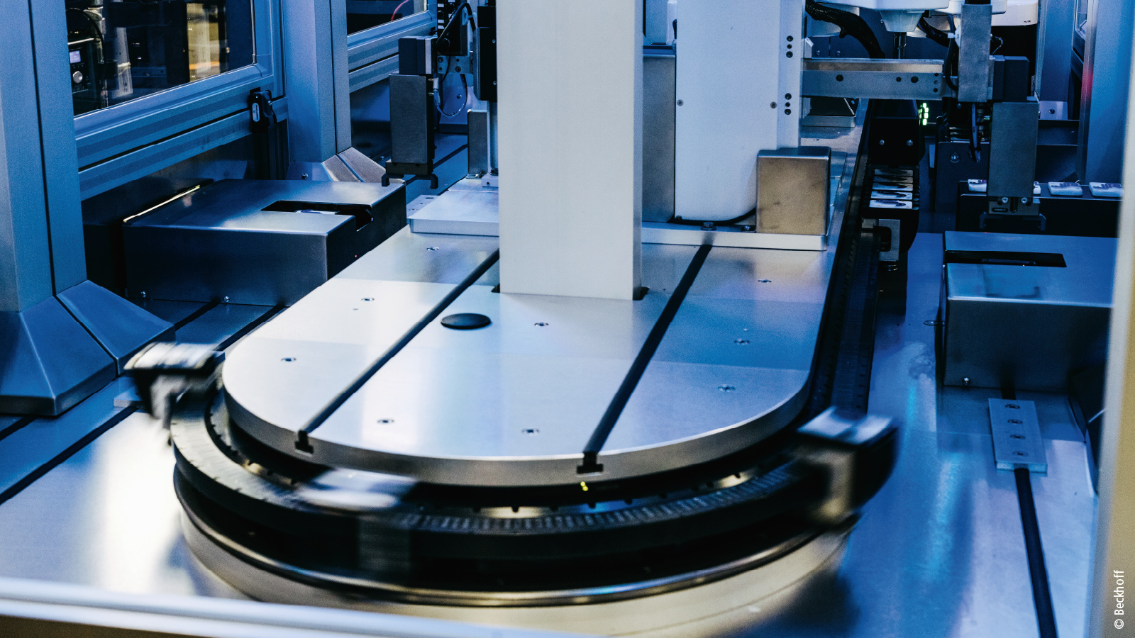 借助 XTS 智能輸送系統(tǒng)實現(xiàn)靈活的物料搬運，F(xiàn)lexChassis? 能夠幫助客戶專注于其核心競爭力，無需再為重新設(shè)計自動化系統(tǒng)而分心。